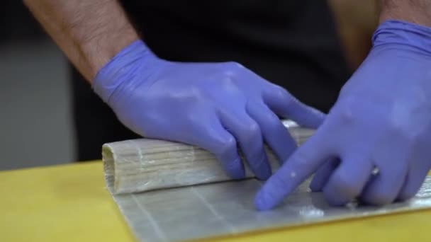 Vídeo Perto Preparação Rolo Cozinheiro Termina Uma Fatia Queijo Coloca — Vídeo de Stock