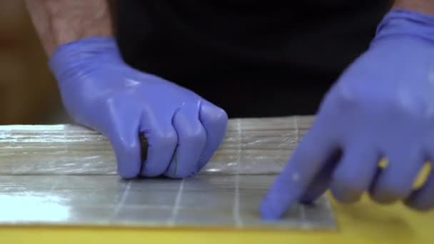 一张寿司准备工作的特写视频 厨师使用轧制垫和不同的技术来准备轧制并使其坚固 背景很模糊 — 图库视频影像