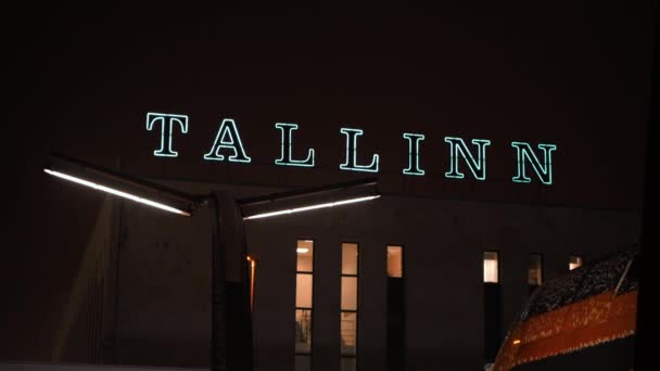 Tallinn Megvilágított Jele Vasútállomáson Este — Stock videók