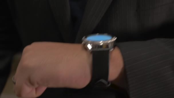 Homem Verifica Aplicativo Projeção Holográfica Futurista Smartwatch — Vídeo de Stock