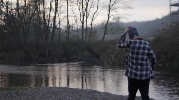 Tipo Caminando Lado Del Río — Vídeo de stock