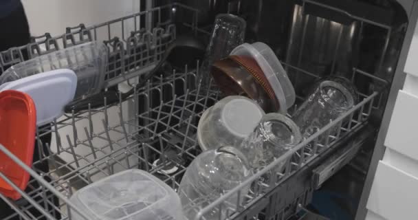 Tiro Medio Los Brazos Hombre Sacando Vasos Lavavajillas Para Guardarlos — Vídeos de Stock