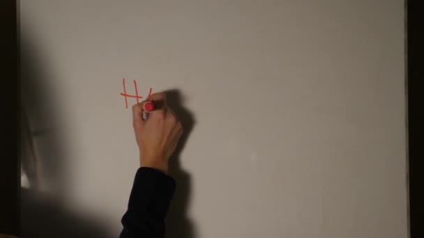 年轻女子在白板上用红色记号写了一个字 Hemorhoids — 图库视频影像