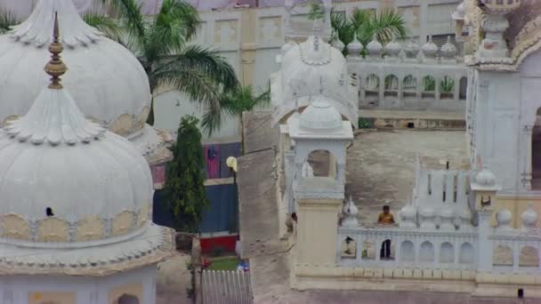 Uma Visão Drone Close Dos Minaretes Templo Sikh Uma Criança — Vídeo de Stock