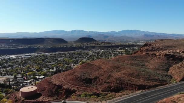 Drone Panning Left Rising Vertically Looking City George Utah — Stock video