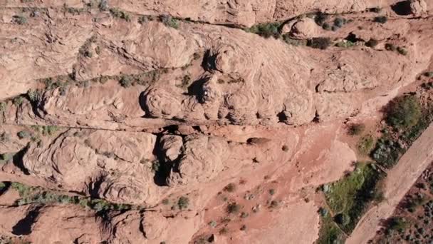 Drone Regardant Vers Bas Sur Désert Rocheux Rouge Tout Levant — Video