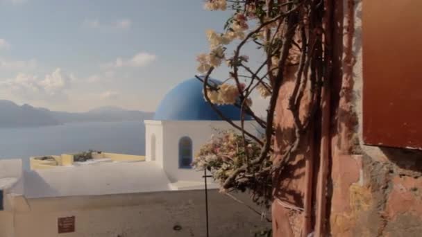 Une Petite Chapelle Grecque Orthodoxe Avec Dôme Bleu Surplombant Paysage — Video