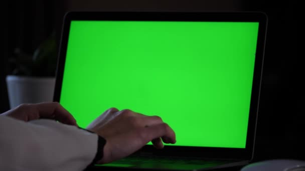 Mãos Camisa Branca Digitando Teclado Laptop Com Tela Verde Lendo — Vídeo de Stock