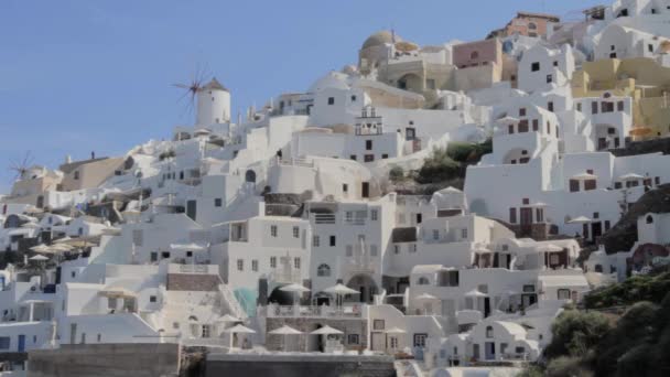 Breed Shot Van Vakantiehuizen Villa Oia Santorini Met Een Windmolen — Stockvideo