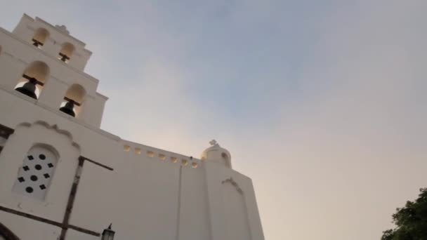 Panning Shot Greek Orthodox Cycladic Church Greek Flag Flapping Front — Vídeo de Stock