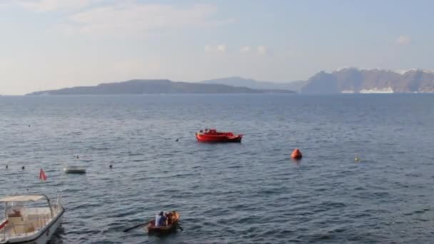 Homme Pagaie Dans Mer Égée Intérieur Caldera Santorin — Video