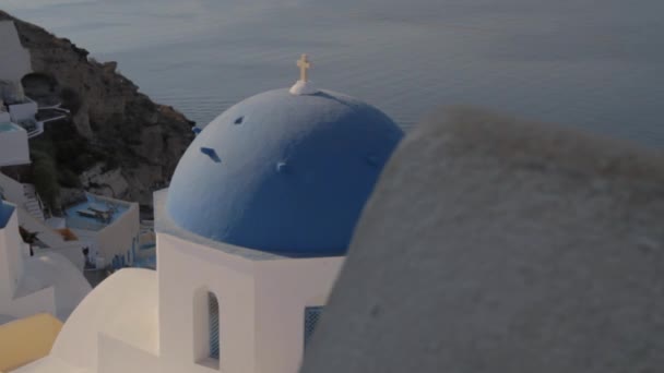 Kubah Gereja Biru Dan Lonceng Gereja Merah Muda Oia Santorini — Stok Video