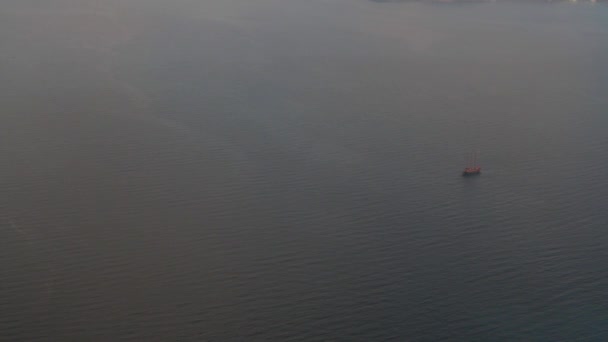 Vue Aérienne Navire Touristique Dans Mer Égée Des Hautes Falaises — Video