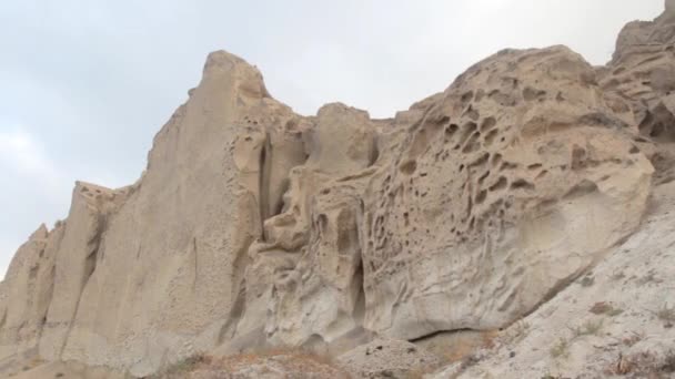 Slow Tracking Shot Vulcanic White Cliffs Formation Santorini Island Grécia — Vídeo de Stock