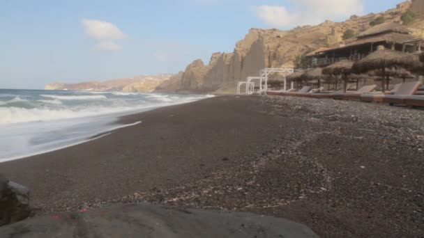 Spårning Skott Svart Sandstrand Med Badort Förgrunden Och Vita Vulkaniska — Stockvideo