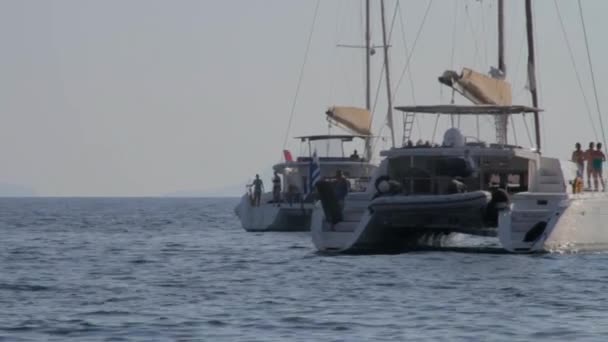 Dos Surfistas Cometas Vuelan Sus Cometas Detrás Dos Catamaranes Excursión — Vídeos de Stock