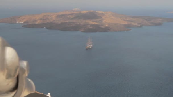 Vista Ilha Vulcânica Nea Kameni Dentro Caldeira Santorini Enquanto Seguimos — Vídeo de Stock