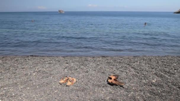 Une Paire Sandales Plage Cuir Sur Une Plage Pédales Noires — Video