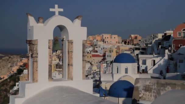 Вид Живописную Деревню Ойя Церковным Колоколом Переднем Плане Санторини Греция — стоковое видео