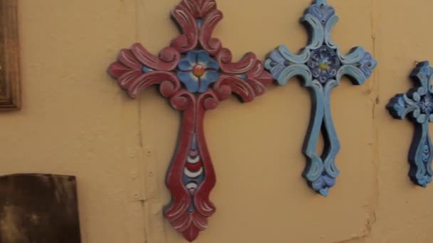 Coloridas Cruces Cristianas Recuerdo Cuelgan Una Pared Naranja Pared Exterior — Vídeo de stock