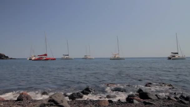 Catamarãs Perto Uma Praia Rochosa Black Volcanics Rochas Primeiro Plano — Vídeo de Stock