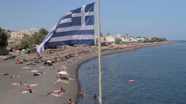 Střední Úhel Obecný Snímek Pláže Kamari Santorini Řeckou Vlajkou Vlající — Stock video