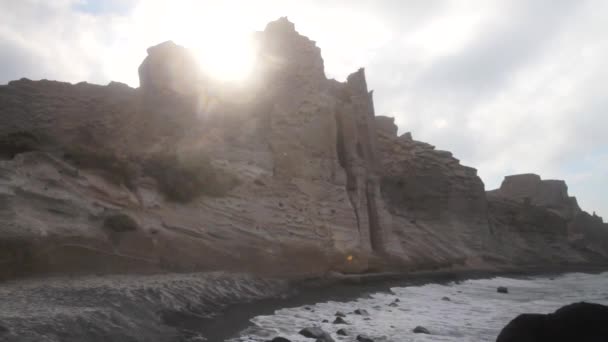 Tracciamento Onde Che Colpiscono Una Spiaggia Nera Circondata Formazioni Scogliere — Video Stock