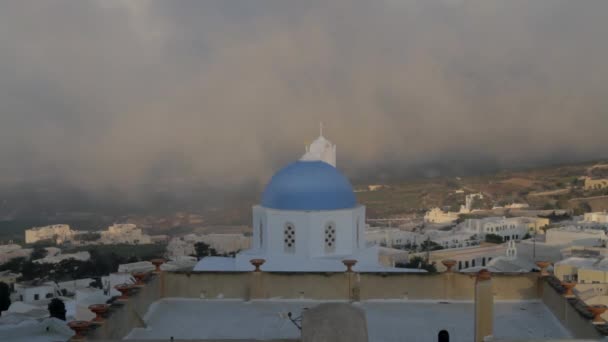 时间拉普斯拍摄俯瞰一个循环的村庄 一个蓝色的教堂穹顶占主导地位 低空飞行的雾云向照相机飞去 风向恶劣 — 图库视频影像