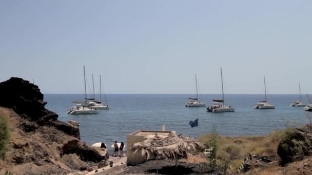 Catamaranes Estacionados Golfo Playa Roja Santorini — Vídeo de stock