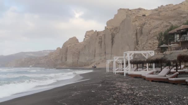 Santorini Nin Kara Kumsalında Atına Binen Bir Atlı Arka Planda — Stok video