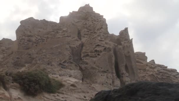 Tracking Shot Formazioni Bianche Scogliere Vulcaniche Una Spiaggia Nera Santorini — Video Stock