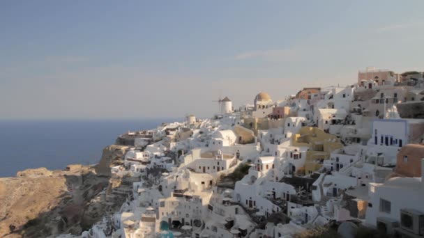 그리스 산토리니에 오이아의 전통적 라데스 마을에 숙박소와 별장들의 — 비디오