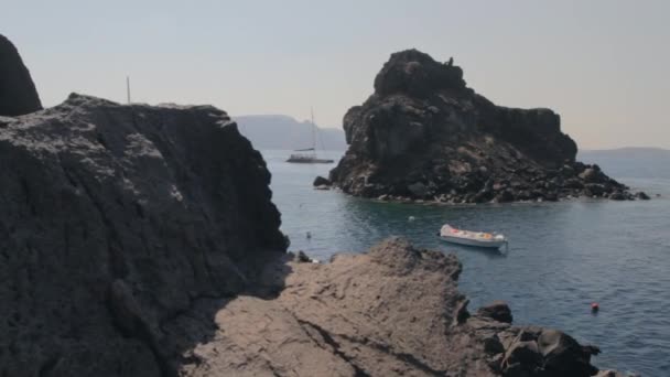 Uma Praia Rochosa Dentro Caldeira Santorini Com Catamarãs Flutuando Torno — Vídeo de Stock