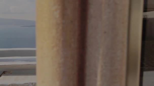 Вид Террасы Видом Величественный Мыс Санторини Вулкан Виден Заднем Плане — стоковое видео