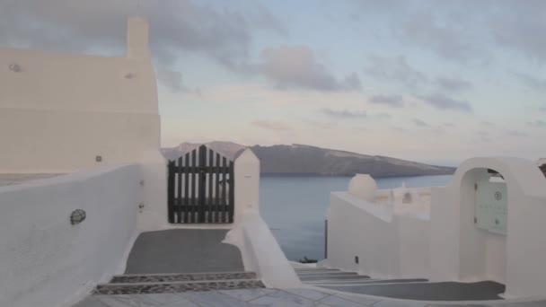 Aufnahme Einer Griechischen Gasse Mit Blick Auf Die Majestätische Caldera — Stockvideo