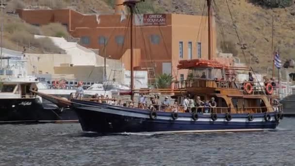 Bateau Plein Touristes Entre Dans Petit Port Maritime Grec — Video