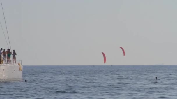 Zwei Kitesurfer Segeln Mit Einem Katamaran Strandnähe — Stockvideo