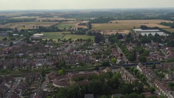 Seguimiento Plano Aéreo Tren Cercanías Que Pasa Por Ciudad Faversham — Vídeos de Stock