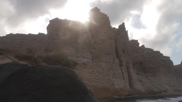 Spårning Vita Vulkaniska Klippor Vid Svart Sandstrand Santorini Grekland — Stockvideo