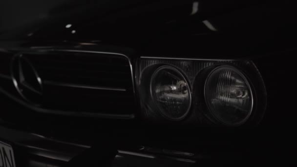 Eski Bir Arabanın Işıkları Yanıyor — Stok video