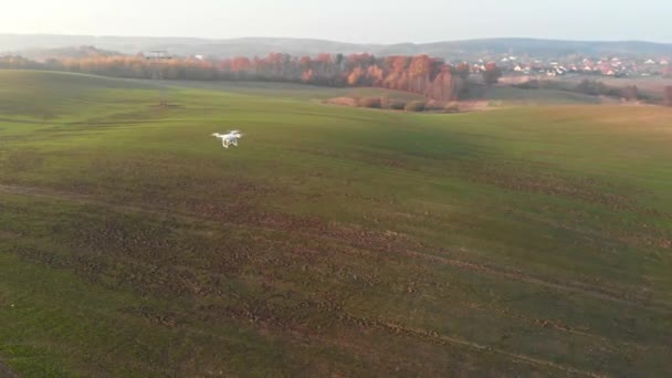Drone Volando Sobre Polaco Coutryside Disparo Otro Dron — Vídeos de Stock