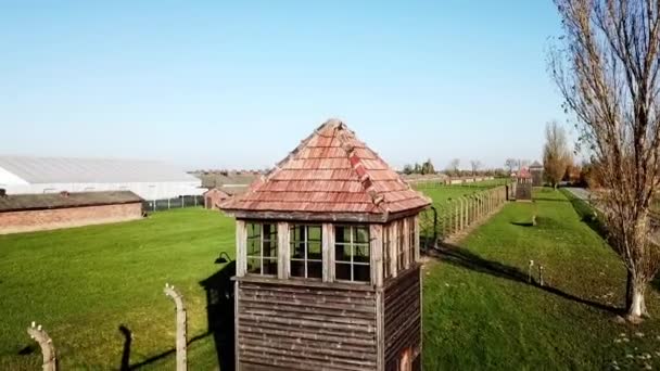 Drone Levantándose Junto Una Torre Guardia Auschwitz Birkenau Polonia Europa — Vídeo de stock