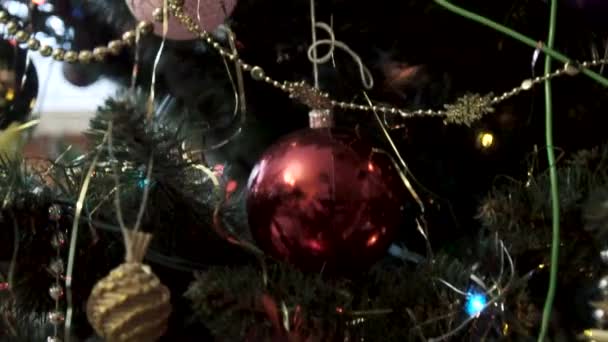 美しい装飾されたクリスマスツリーの台座上のショット — ストック動画