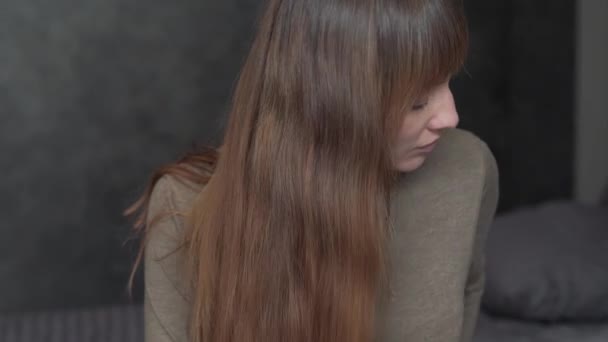 Een Jonge Mooie Brunette Met Paardenstaart Haar Gekleed Zwarte Peignoir — Stockvideo