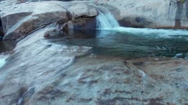 Küçük Şelalenin Sol Kanadı Taşan Derin Bir Havuza Dökülüyor — Stok video