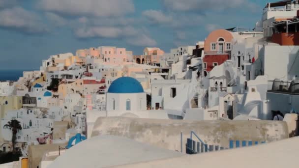Uitzicht Een Grieks Dorp Met Kleurrijke Daken Klassieke Cycladische Architectuur — Stockvideo