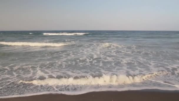 Små Vågor Träffade Den Svarta Sanden Strand Santorini — Stockvideo