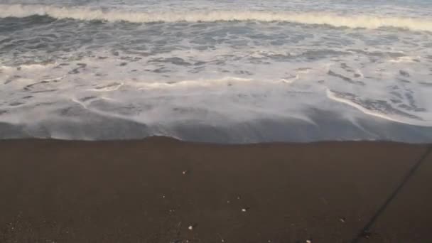 Primer Plano Pequeñas Olas Golpeando Arena Negra Una Playa Volcánica — Vídeo de stock