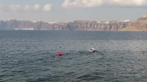 Ein Kleines Boot Der Majestätischen Caldera Von Santorin Hintergrund Sind — Stockvideo
