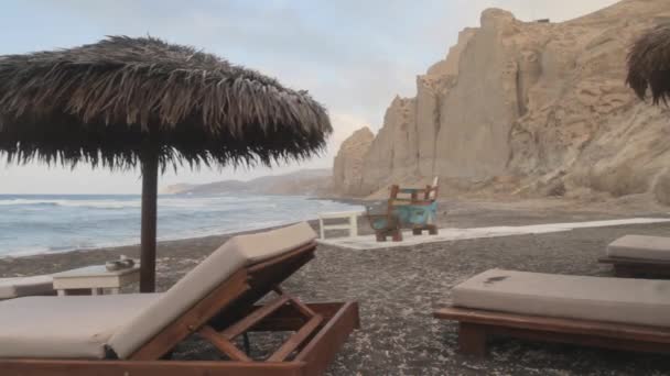 Tracking Shot Resort Playa Playa Negra Santorini Sombrillas Paja Camas — Vídeo de stock